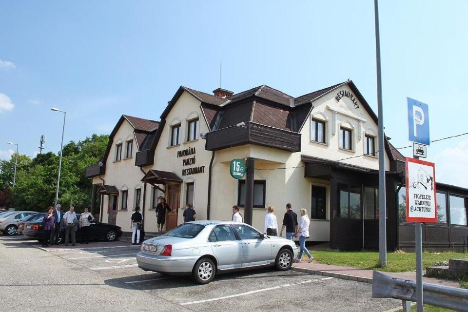 Bed and Breakfast Panoráma Panzió Tatabánya Exterior foto